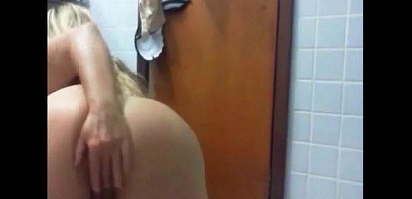  Cam Slut Masturbating In The Bathroom